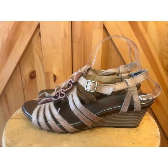 Clarks Bendables Women's Tan Brown Leather Ruffle Wedge Sandals sz 10M #60566 - Picture 1 of 9